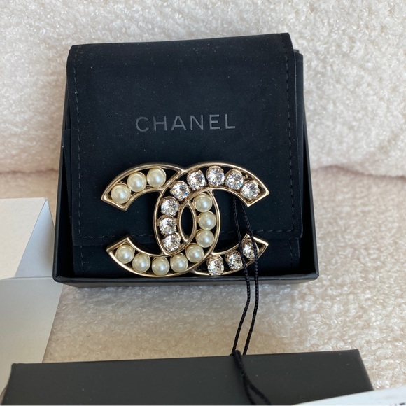 Chanel Pearl and Crystal brooch, gold tone - Picture 11 of 14